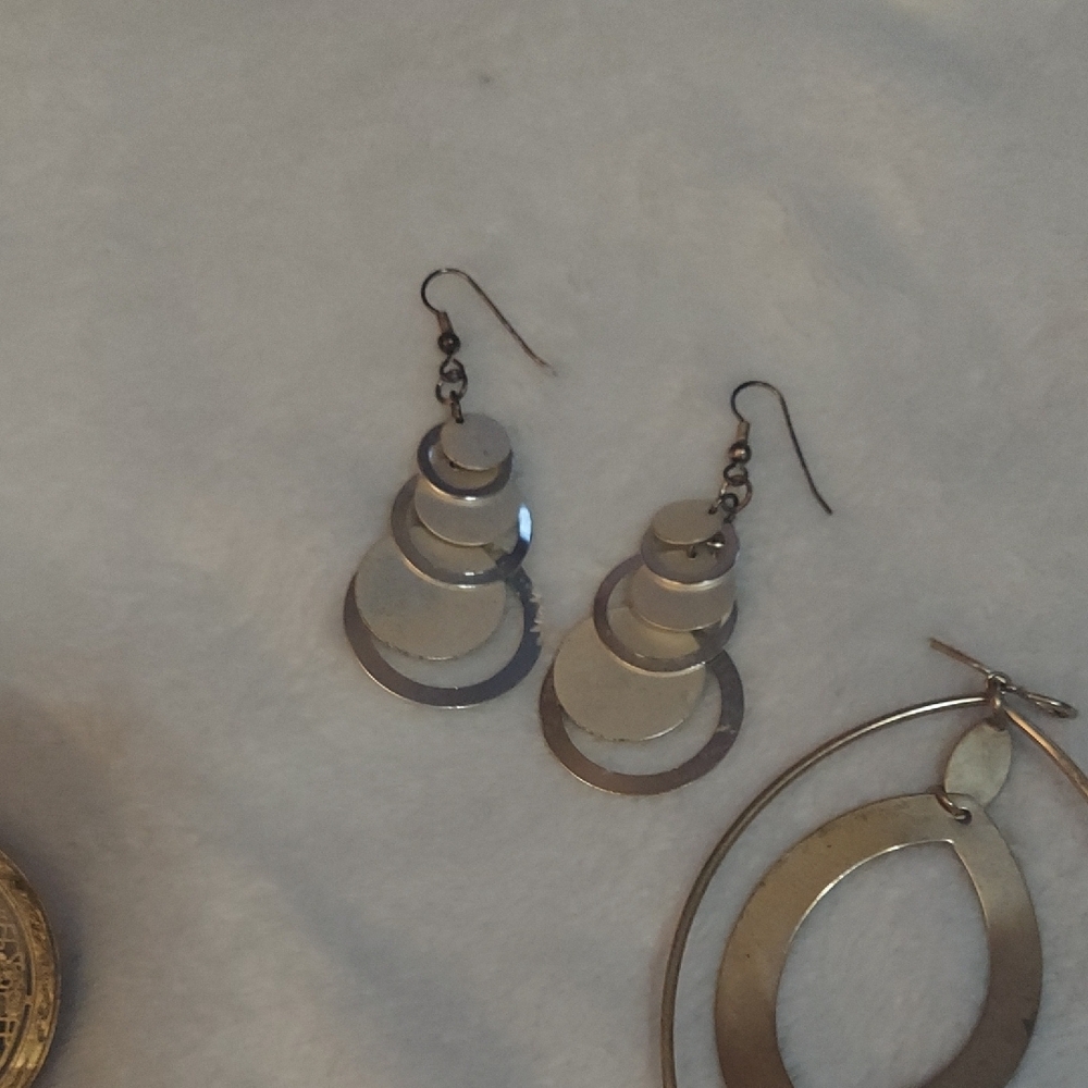 6/$10 9 Pc Set Of Vintage Gold and Silver Earring Collection - Picture 9 of 9